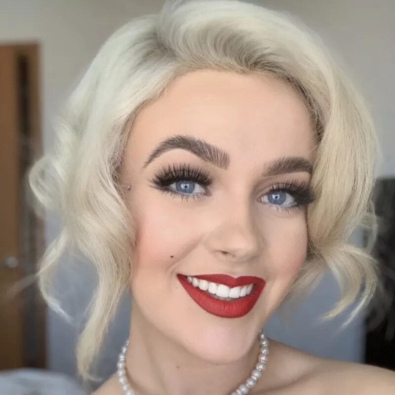 Marilyn Monroe Halloween hairstyle with platinum blonde curls, red lips, and vintage Hollywood glam look.