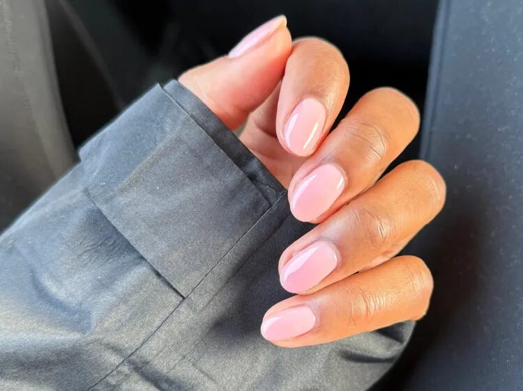 Step-by-step dip powder nail process showing base coat, powder dipping, and topcoat application.
