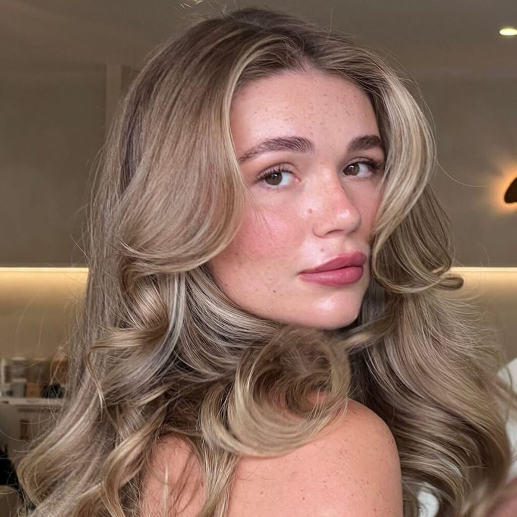 Neutral blonde shade with balanced cool and warm tones