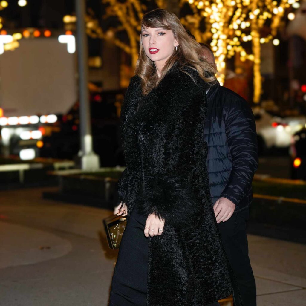 Get Taylor Swift's Festive Chrome Mani Look