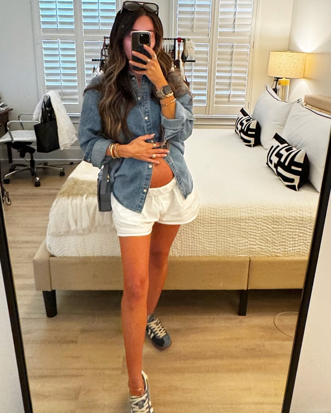 A comfortable and stylish casual outfit suitable for pregnancy.