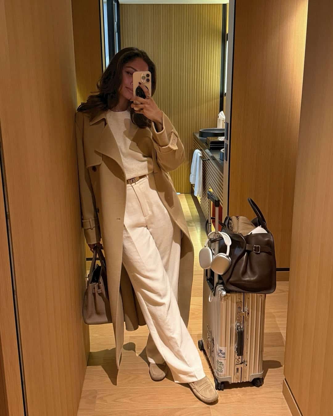 Casual yet cool airport outfit with thoughtful styling.