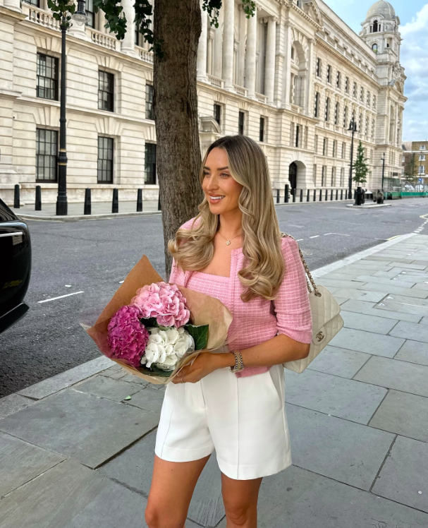 Green jacket, denim skirt, and sneakers for a cool café look.