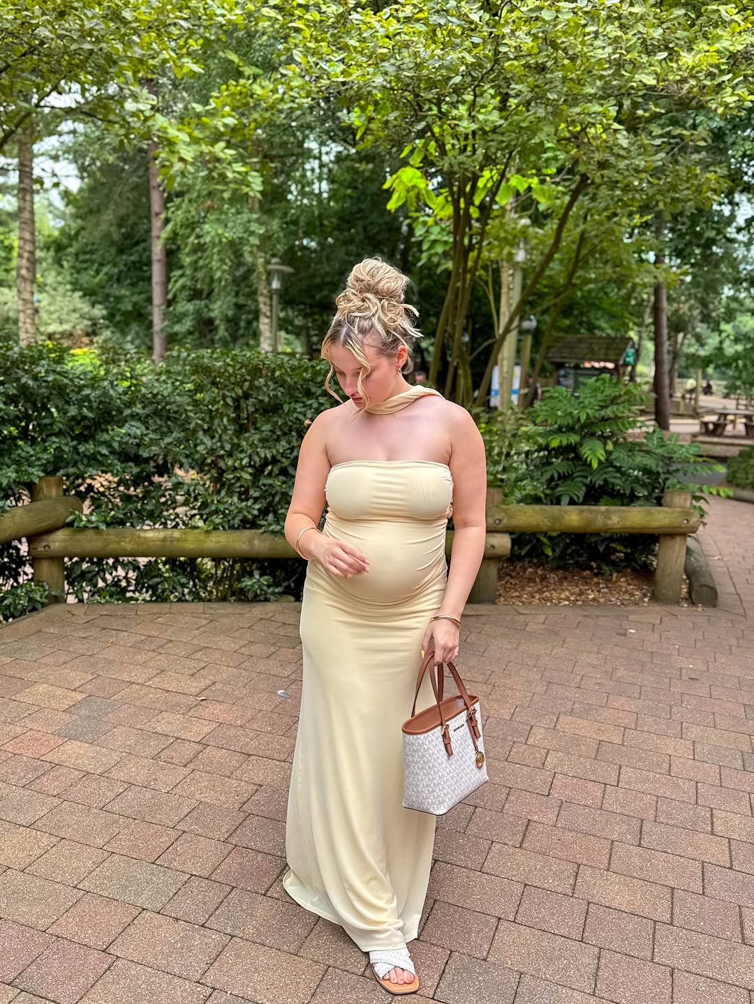 An elegant and flowing outfit suitable for pregnancy.