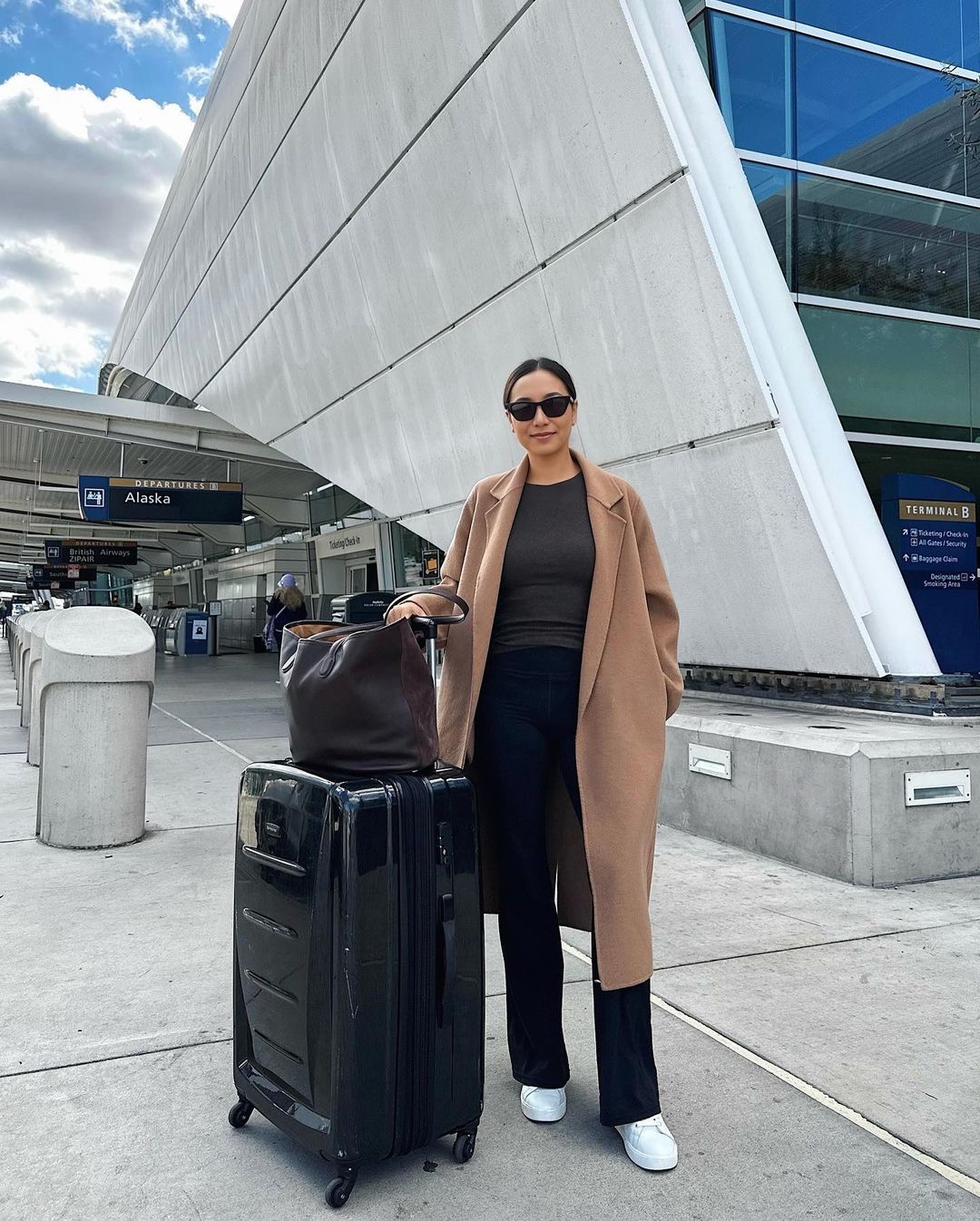 Minimalist and movement-friendly airport outfit with simple layers.