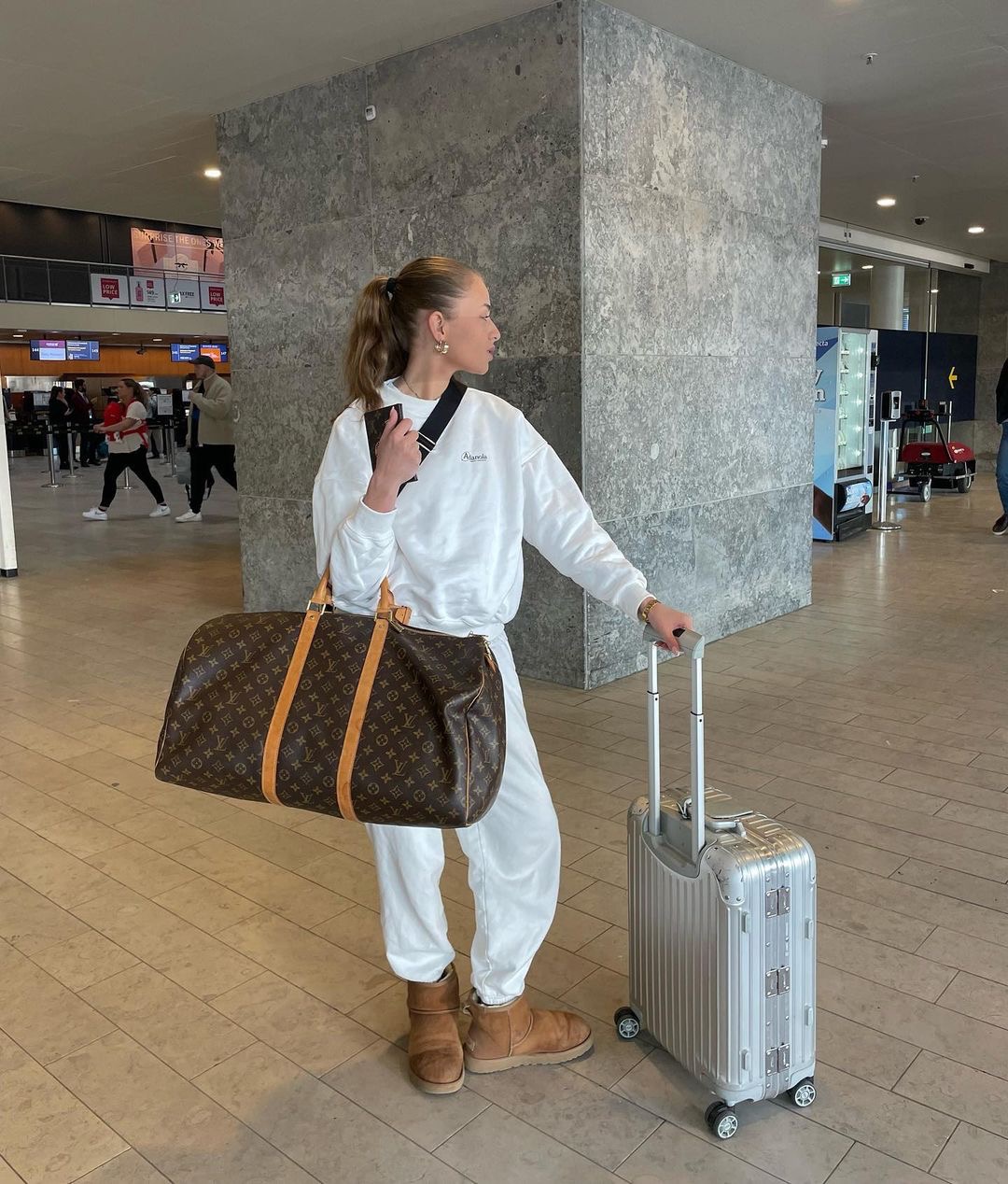 Minimalist airport outfit with a modern edge, featuring streamlined layers.