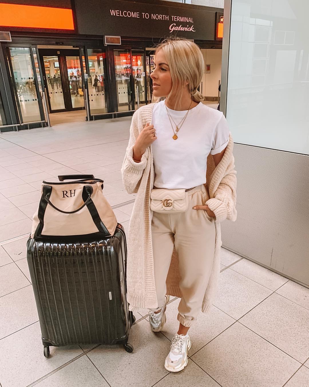 Neutral airport outfit with clean lines and a simple palette.