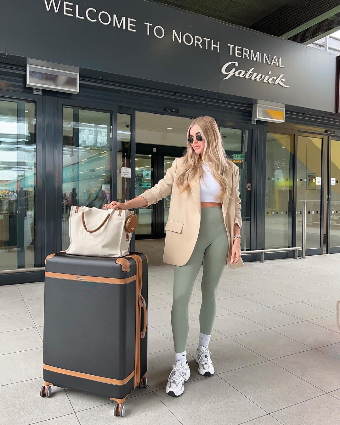 Relaxed and real airport outfit perfect for travel.