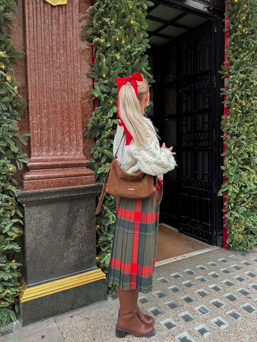 chlodavie - casual chic everyday christmas outfit ideas