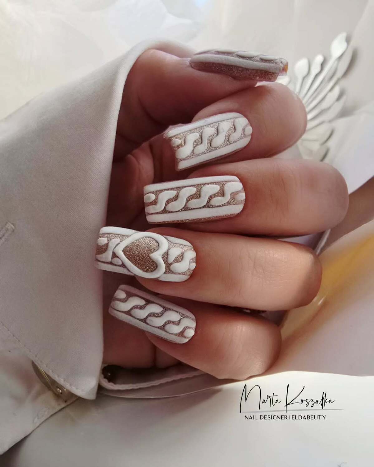 16. Elegant White and Gold Sweater Nails
