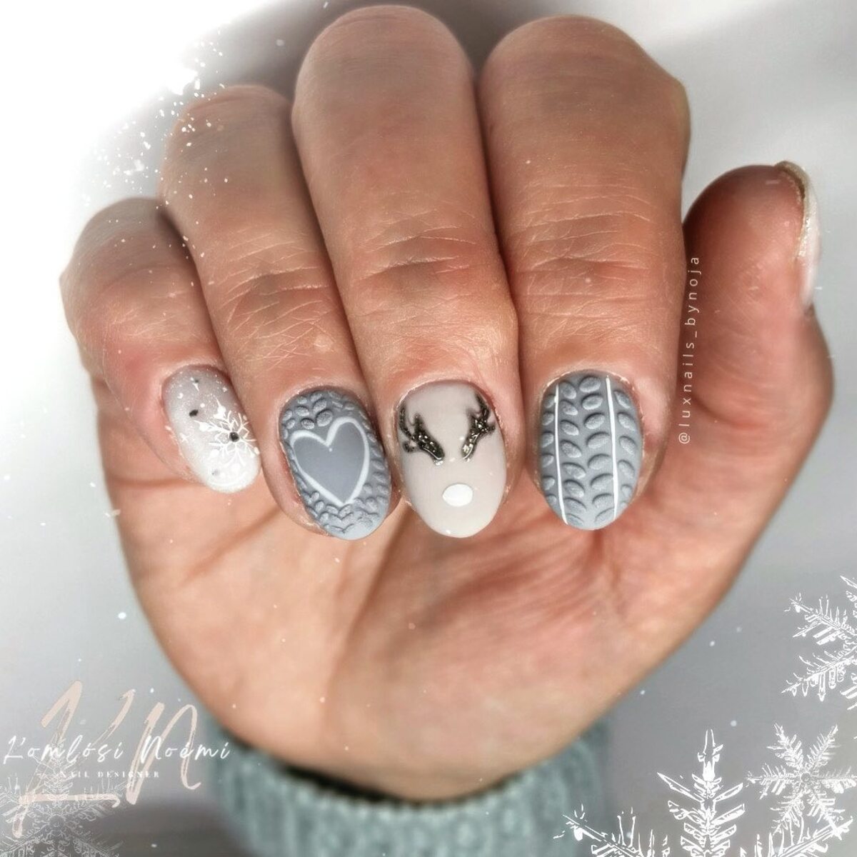 22. Knitted Heart and Reindeer Charm