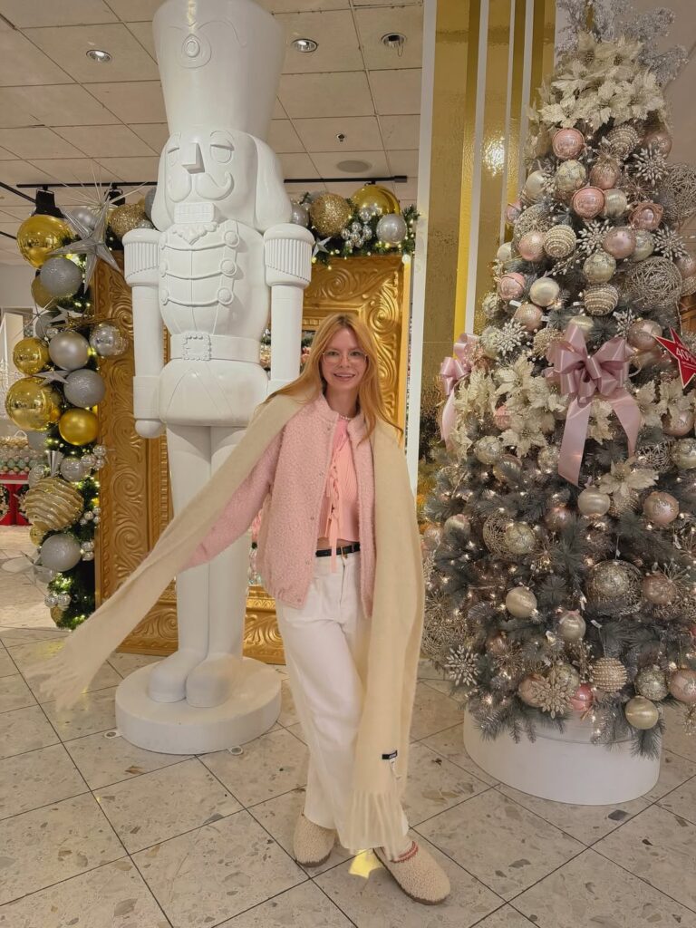 elizabeth.vev - casual chic everyday christmas outfit ideas