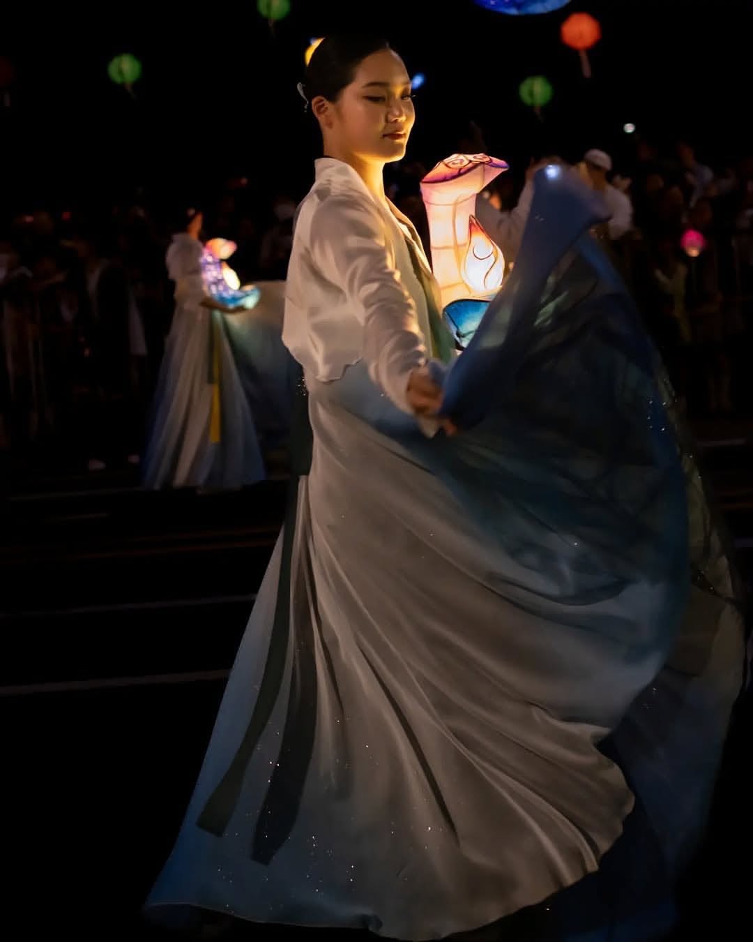 A classic festival outfit featuring strong colors and a structured silhouette, accented with purposeful accessories.