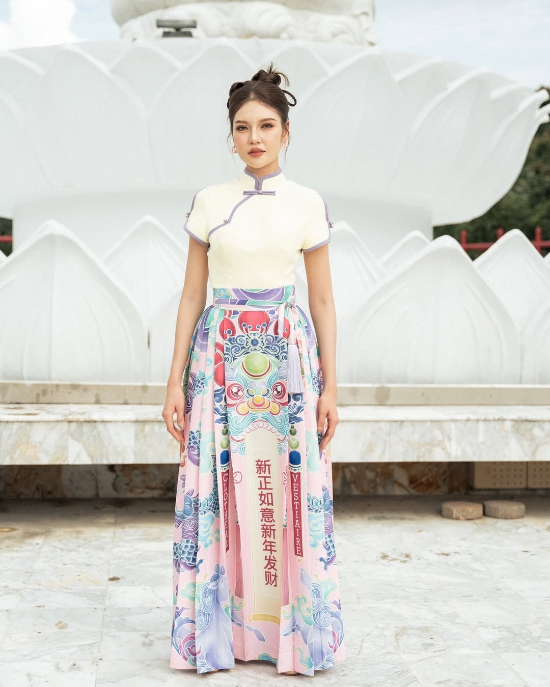 A cheerful and modern cheongsam dress with a relaxed fit and light fabrics.