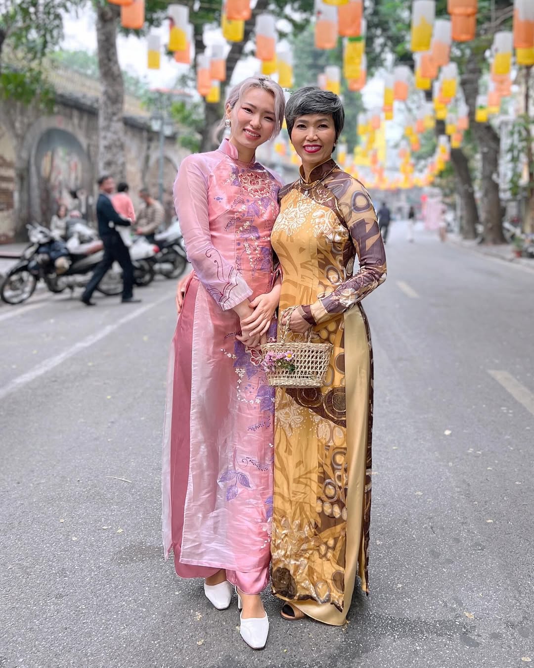 An áo dà i dress styled for street wear, exuding a light, joyful, and dynamic spirit suitable for active Lunar New Year celebrations.