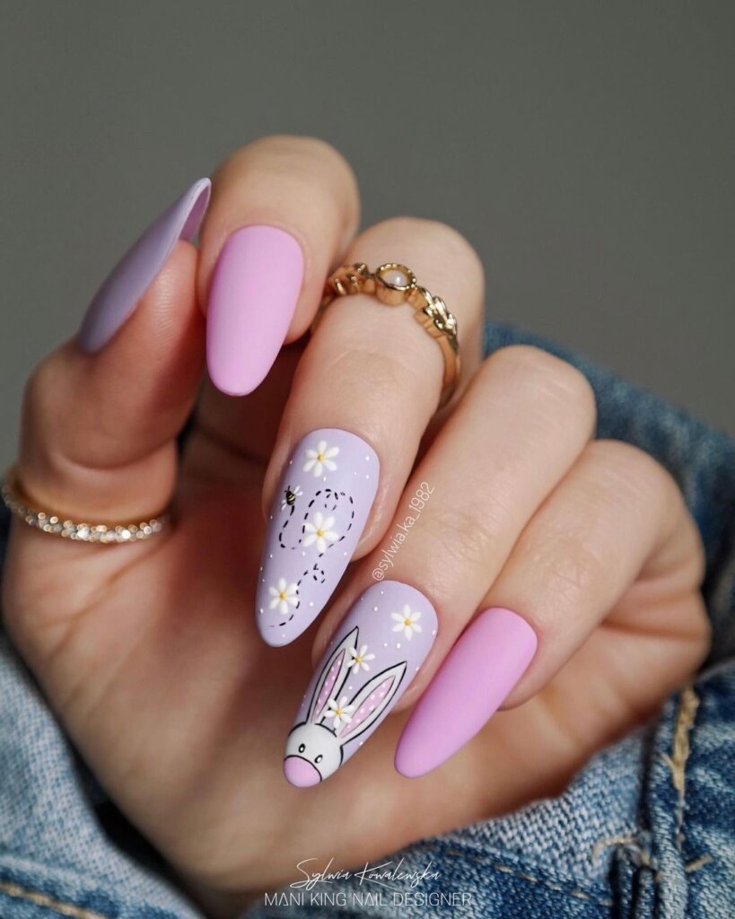 Soft base nails with delicate, artistic details for a refined look.
