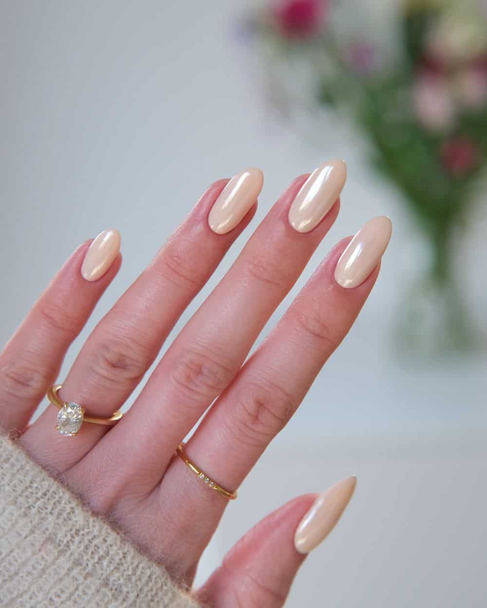 Creamy vanilla chrome nails