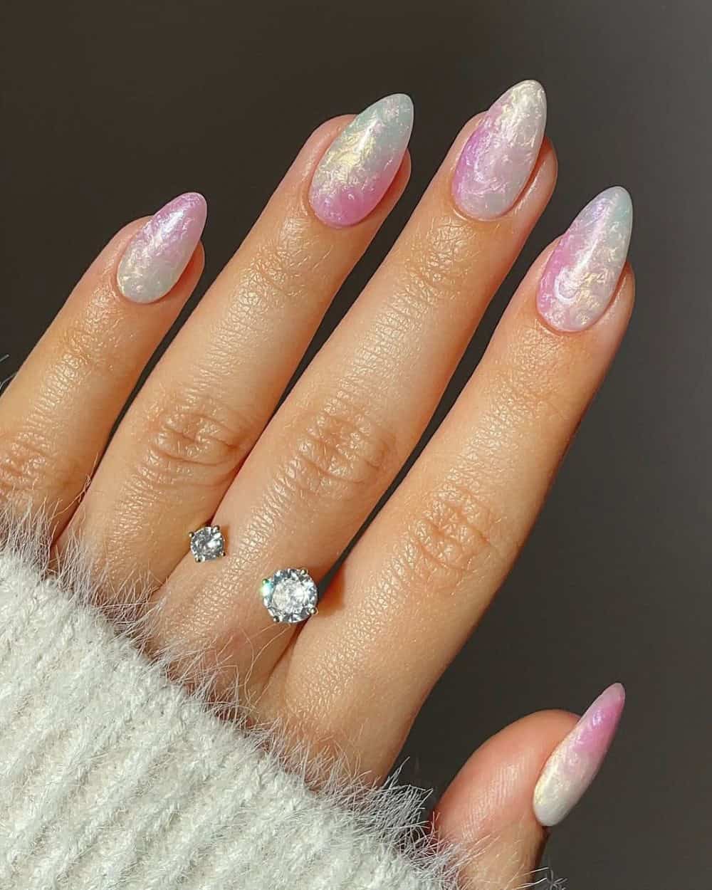 Pearly mermaid-inspired nails