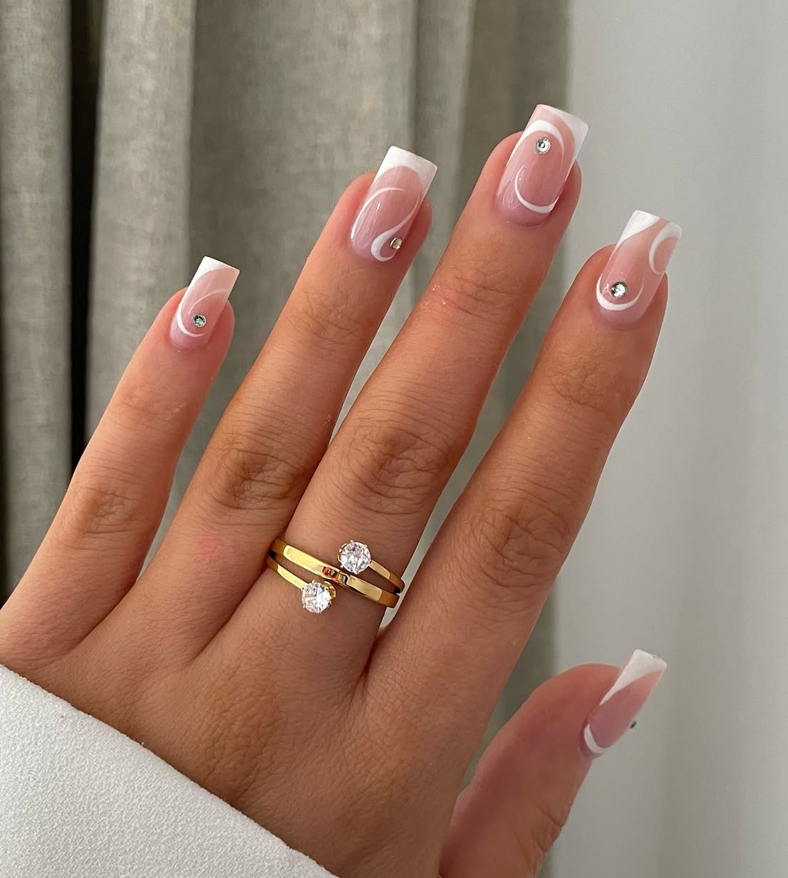 Modern Whisper Curve Tips Nails