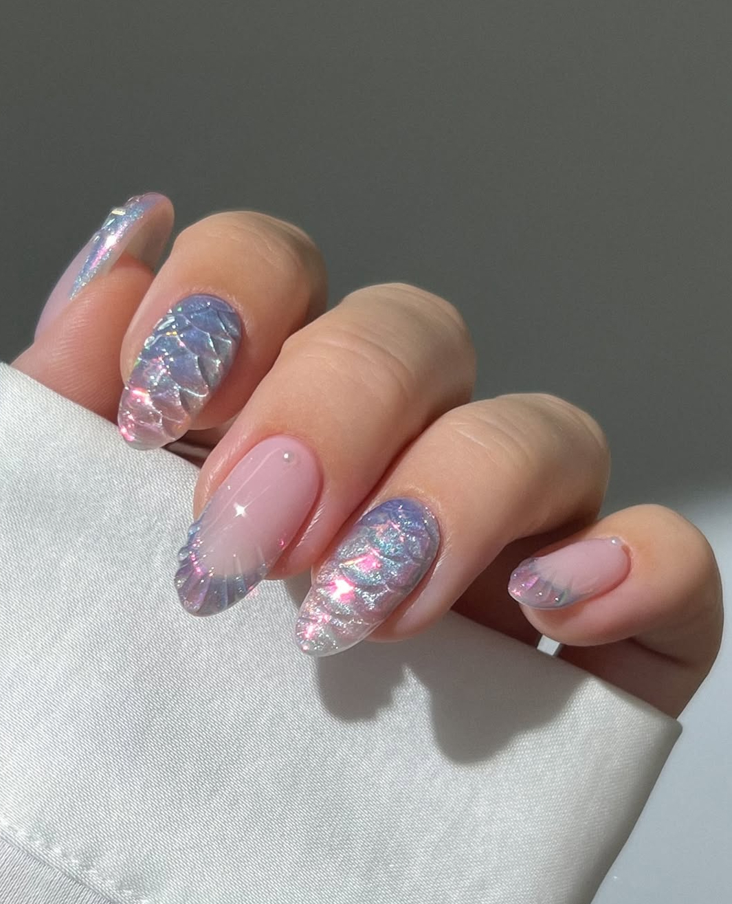 Holographic Scale Glaze Nails