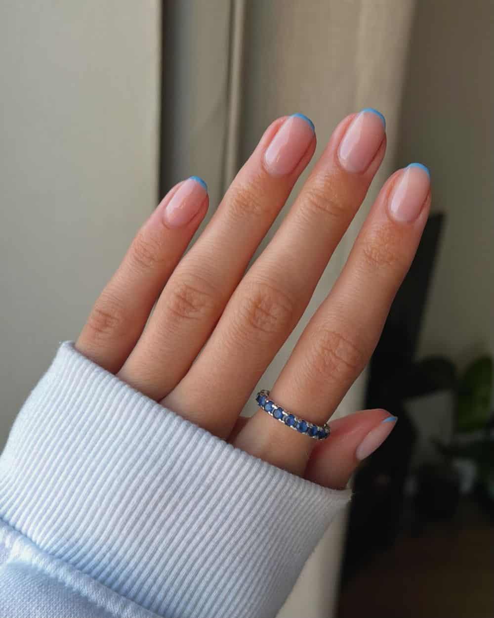 Micro French tips in blue on a nude base
